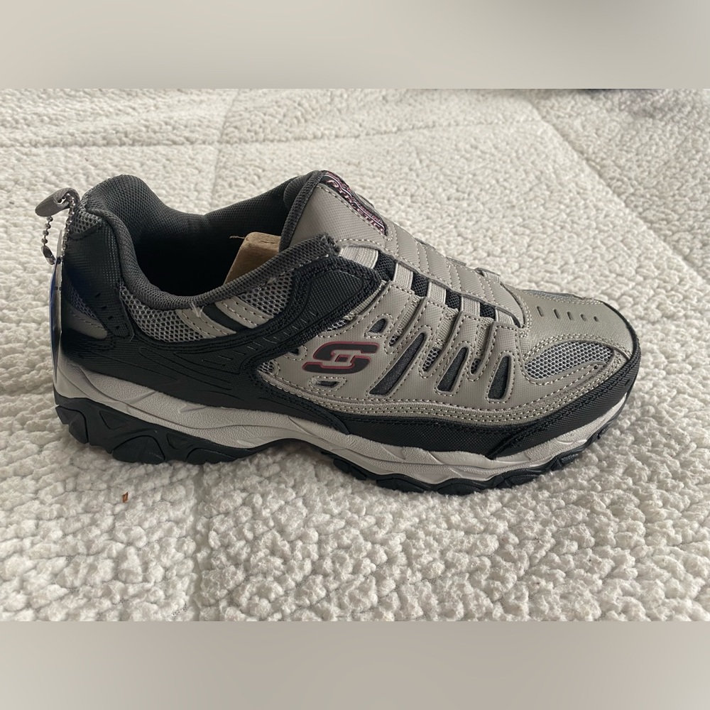 BRAND NEW WITH TAGS! Sketchers Air-Cooled Memory Foam Men’s 9.5